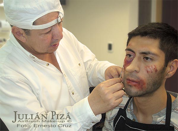 Julián Pizá realizando una caracterizacón con maquillaje